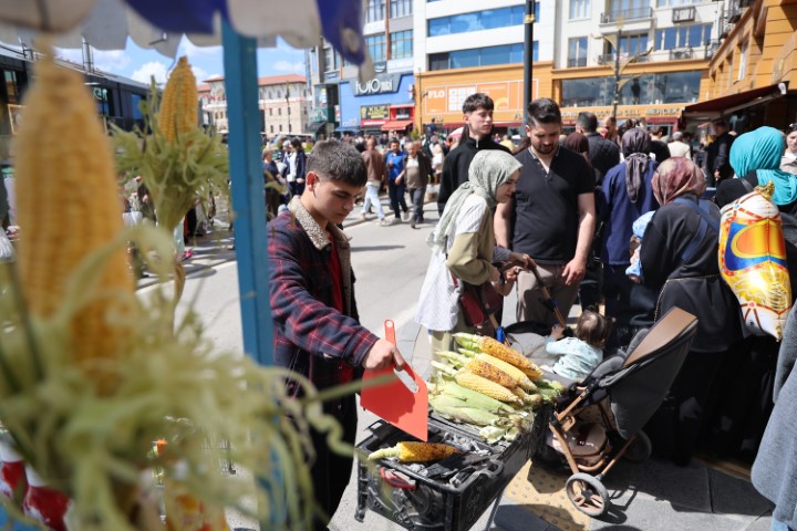 Sivas sokakları Taksim Meydanı’nı aratmadı: Gurbette yaşayan Sivaslılar memleketine akın etti