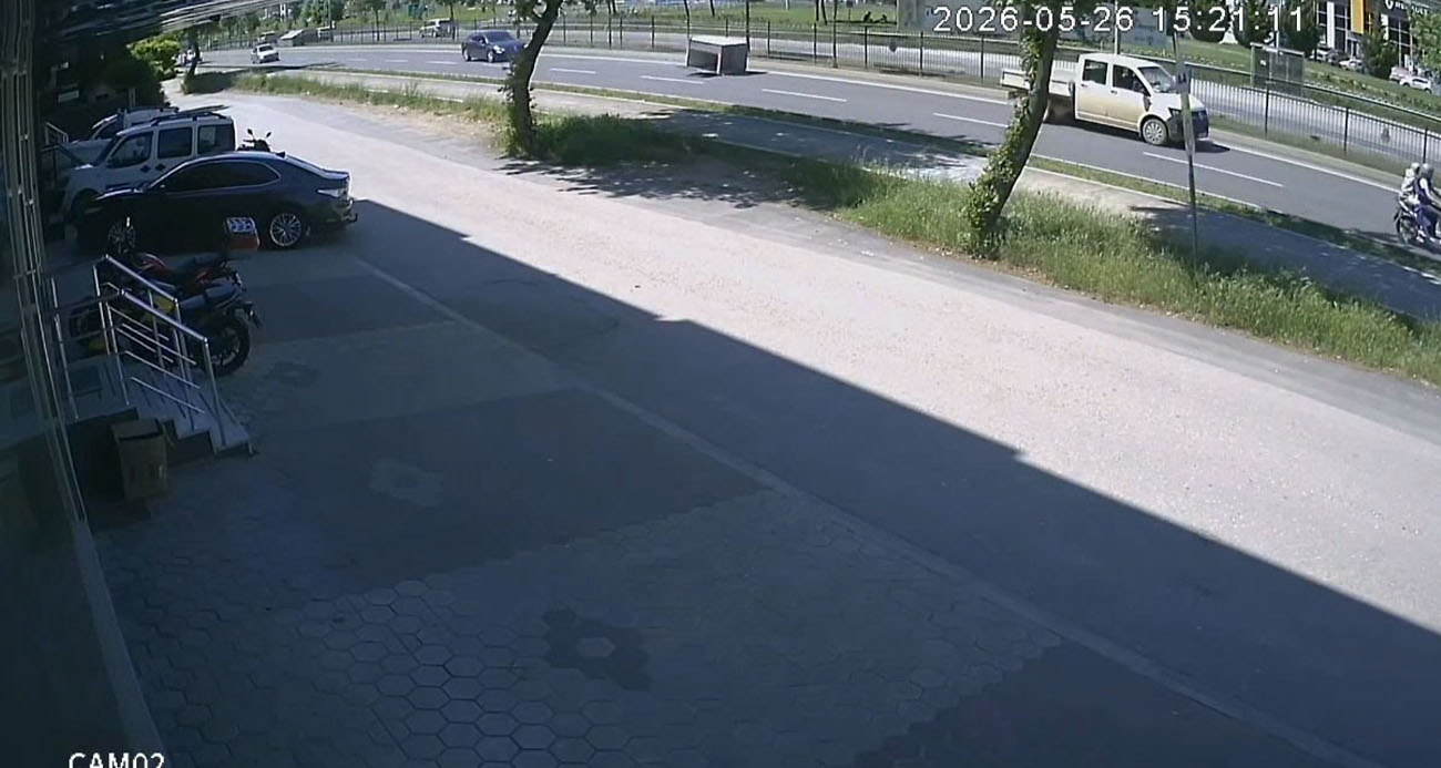 Bursa’nın İnegöl ilçesinde seyir halindeki kamyonetin kasasından düşen dev demir kafes, faciaya davetiye çıkardı. Karayoluna düşen kafes, duyarlı vatandaşların müdahalesiyle kazaya neden olmadan yol kenarına kaldırıldı.