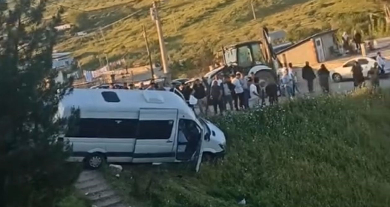 Siirt’in Baykan ilçesinde bayram arefesi nedeniyle mezarlık ziyaretine giden vatandaşları taşıyan minibüsün freni patladı. Araç şarampole yuvarlanmaktan son anda kurtulurken, kazada yaralanan olmadı.