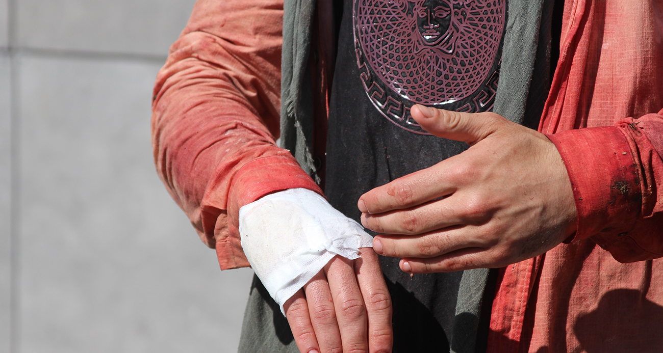 Adana’da Kurban Bayramı’nın ilk gününde acemi kasaplar yine hastanelik oldu. Kurban yerine kendini kesen acemi kasabın arkadaşı, "Kasap olduğunu söyledi, biz de inandık. Kurban yerine kendi parmağını kesmiş" dedi.
