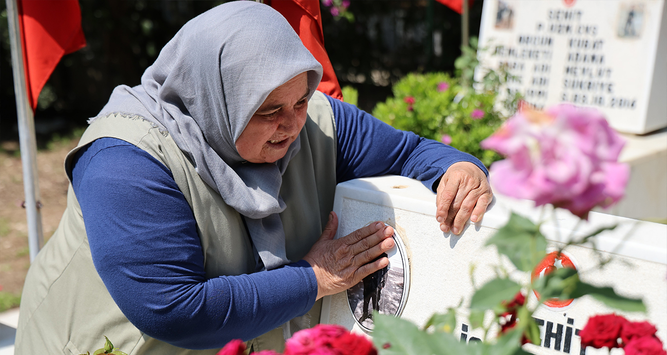 Adana’da Kurban Bayramı’nın ilk günü şehit aileleri yakınlarının kabirlerini ziyaret etti. 11 yıl önce şehit düşen Jandarma Uzman Onbaşı Muhammed Oruç’un annesi Ayşe Oruç, bayramların kendileri için artık anlamını yitirdiğini belirterek, "Bayram mı evham mı hiç bilmiyorum. Evladım burada yatıyor. Bana bayram yok. Babası gitti, kendisi gitti. Yaşıyor muyum yaşamıyor muyum hiç bilmiyorum. Acısı çok büyük" dedi.