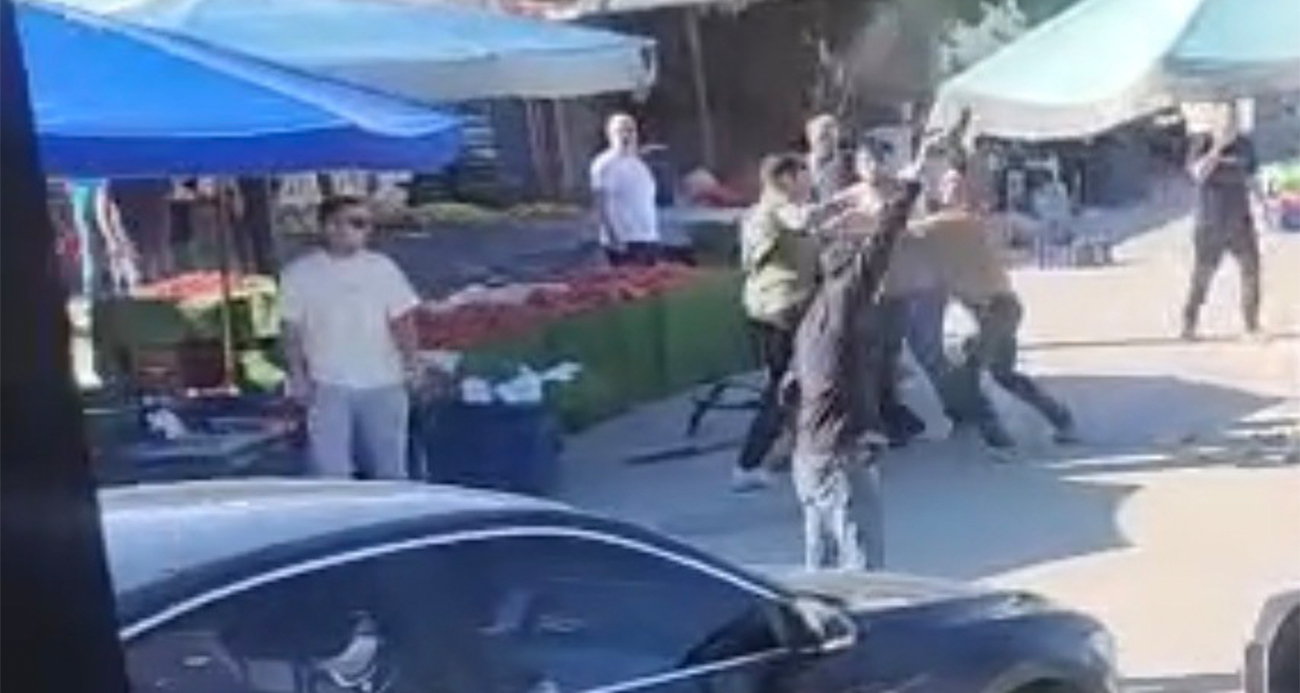 İzmir’in Foça ilçesinde kurulan semt pazarında esnaflar arasında çıkan ve silahların da ateşlendiği kavga cep telefonu kamerasına yansıdı. Olayda 7 kişi gözaltına alındı.