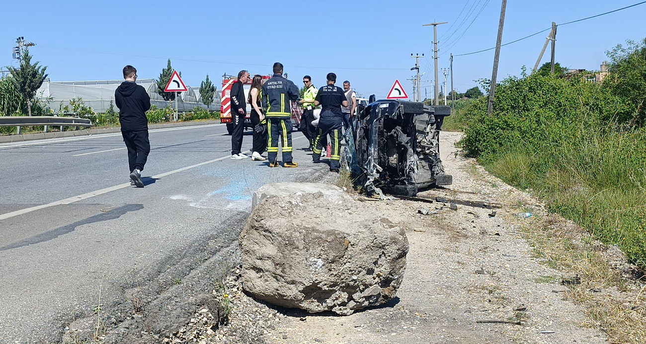 Ankara’dan Kurban Bayramı tatili için Antalya’nın Manavgat ilçesine gelen ailenin bulunduğu otomobil, beton bloğa çarparak takla attı. Güvenlik kamerasına saniye saniye yansıyan kazada yaralananların Ankaragücü’nde oynayan futbolcu Furkan Perker ve ailesi olduğu bildirildi.