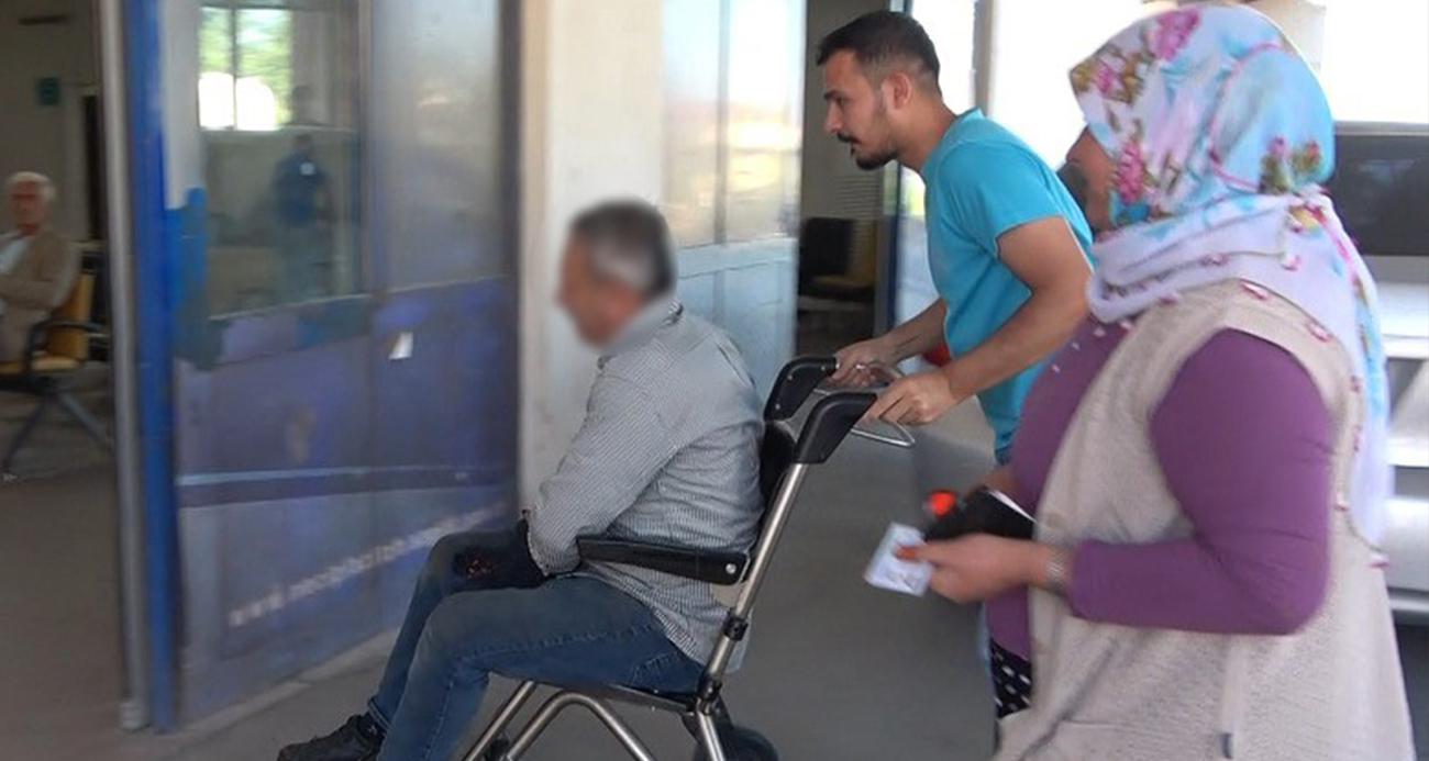 Kahramanmaraş’ta kurban kesimi sırasında kendilerini yaralayan vatandaşlar hastanelere akın etti. Tosunun boynuz darbesiyle bacağından yaralanan vatandaşa ise 60 dikiş atıldı.
