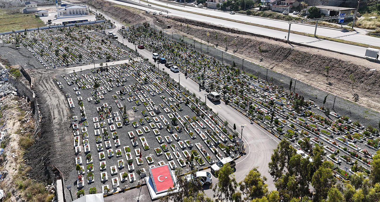Hatay’ın merkez Antakya ilçesinde hüzünlü geçen Kurban Bayramı’nda depremde hayatını kaybedenlerin mezarlarına karanfil bırakılarak, dualar edildi.