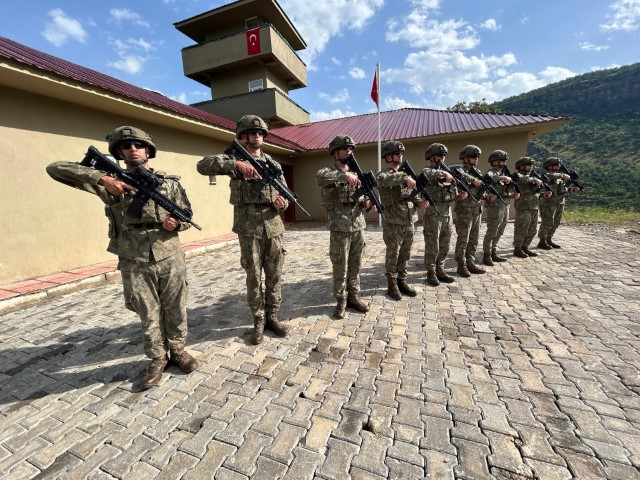 Vatan savunmasında bayram geleneği: Mehmetçik sınır hattında bayramlaştı