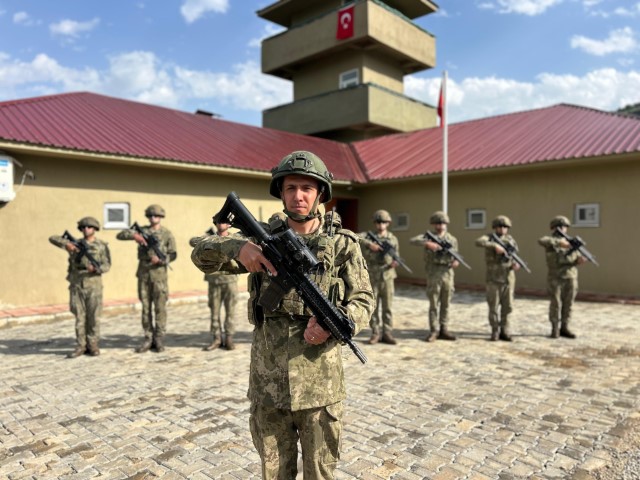 Vatan savunmasında bayram geleneği: Mehmetçik sınır hattında bayramlaştı
