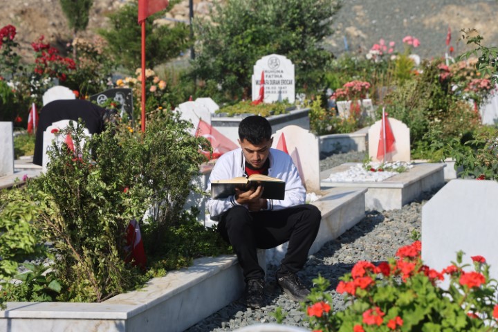 Hatay’da deprem şehitliğinde buruk Kurban Bayramı