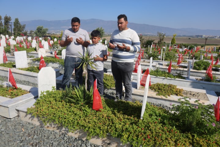 Hatay’da deprem şehitliğinde buruk Kurban Bayramı