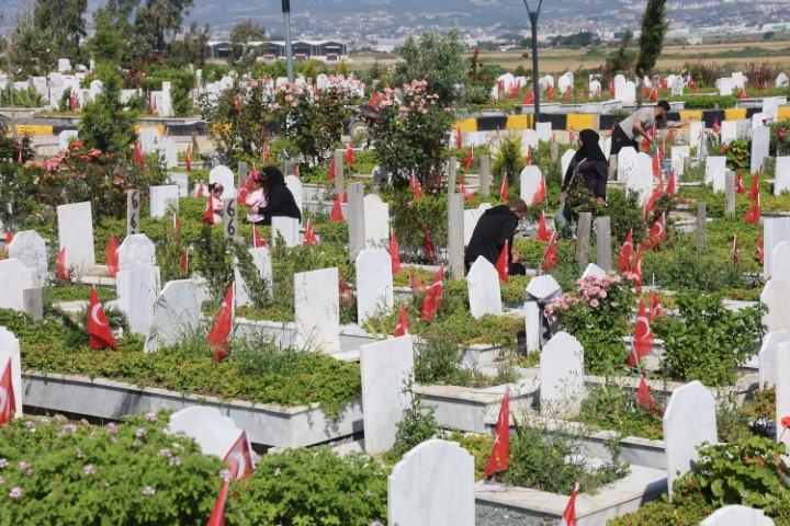 Hatay’da deprem şehitliğinde buruk Kurban Bayramı