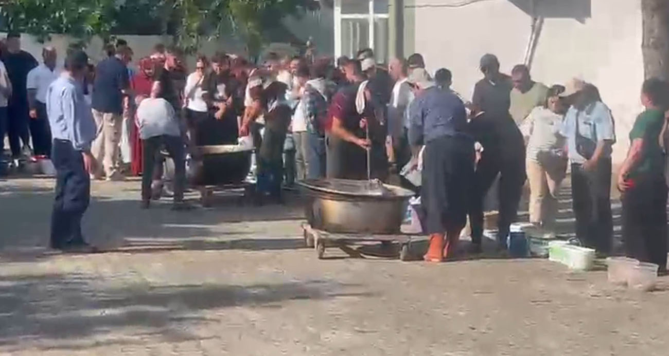 Edirne’nin Süloğlu ilçesine bağlı Akardere köyünde, her Kurban Bayramı’nda sürdürülen gelenek bu yıl da devam etti. Köy halkı, kestikleri kurbanlardan ayırdıkları etleri ortak kazanlarda pişirerek tüm köylüye dağıttı.