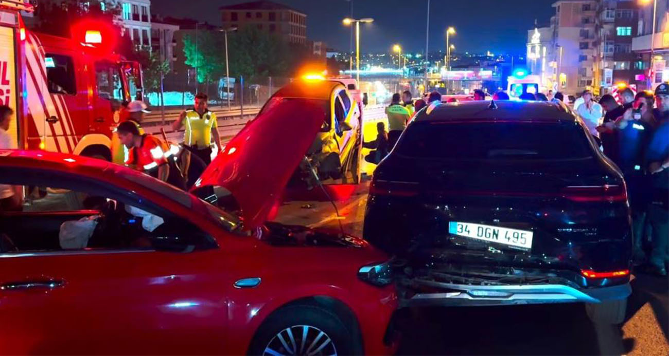  Avcılar D-100 kara yolunda, yol ortasında arıza yapan araca arkadan gelen süratli ve alkollü sürücünün çarpmasıyla 5 aracın karıştığı zincirleme kaza meydana geldi. 1'i ağır 4 kişinin yaralandığı facia sonrası, sürücü gözaltına alındı. Kaza anı güvenlik kamerasına yansıdı.