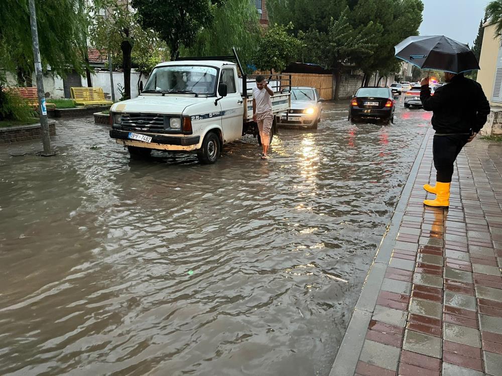 Meteoroloji 2. Bölge Müdürlüğü, Aydın’ın iç kesimleri için yerel kuvvetli sağanak yağış uyarısında bulundu. Yetkililer, sel, su baskını, yıldırım ve ulaşımda yaşanabilecek aksamalara karşı vatandaşların dikkatli ve tedbirli olmasını istedi.