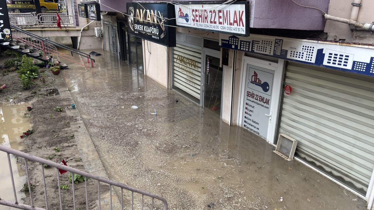 Edirne’de etkili olan sağanak yağış nedeniyle 1. Murat Mahallesi’nde bazı iş yerlerini su bastı, cadde ve sokaklarda su birikintileri oluştu.