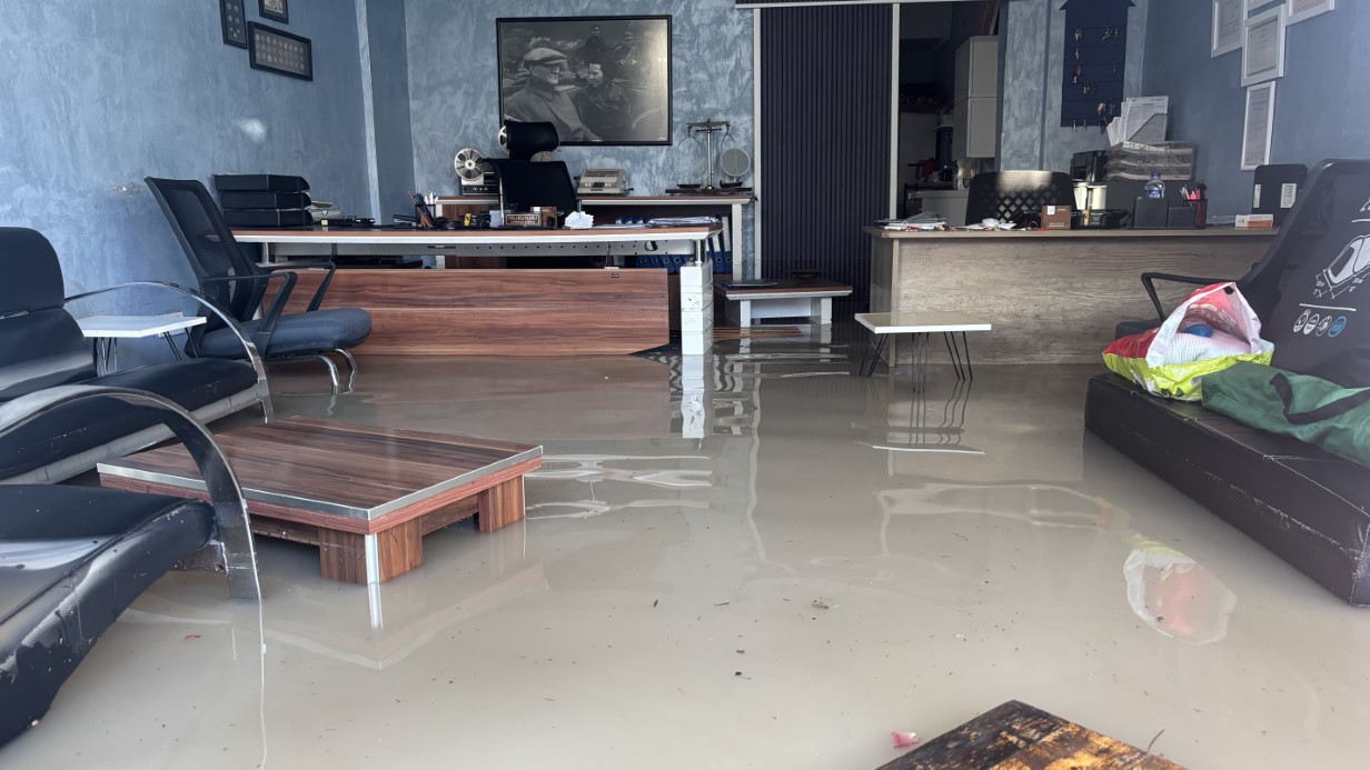 Edirne’de etkili olan sağanak yağış ve dolu, hayatı olumsuz etkiledi. Cadde ve sokaklar göle dönerken, birçok iş yeri, apartman girişi ve bodrum katını su bastı. Kentte altyapı ve belediye hizmetlerinin yetersiz olduğunu belirten vatandaşlar tepki gösterdi.