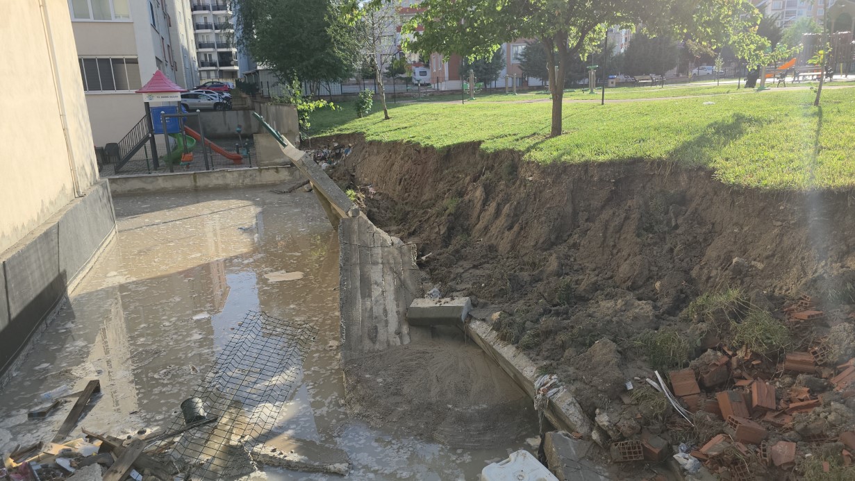 Edirne’de sağanak ve dolu hayatı felç etti: İş yerleri sular altında kaldı