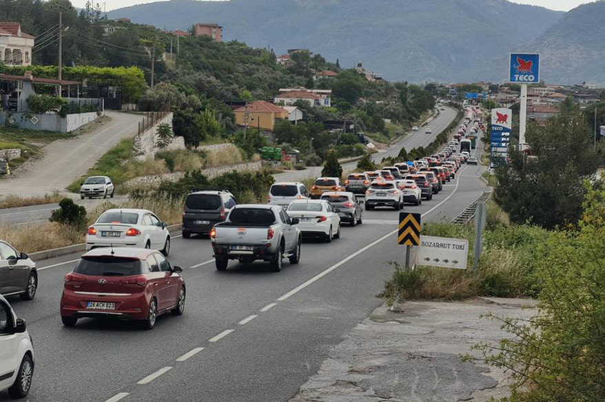 Türkiye'nin önemli turizm merkezlerinden Muğla'da Kurban Bayramı tatili dolayısıyla trafik yoğunluğu yaşandı. Tatil için kente gelen vatandaşlar nedeniyle oluşan araç kuyruğu yaklaşık 22 kilometreye ulaştı.