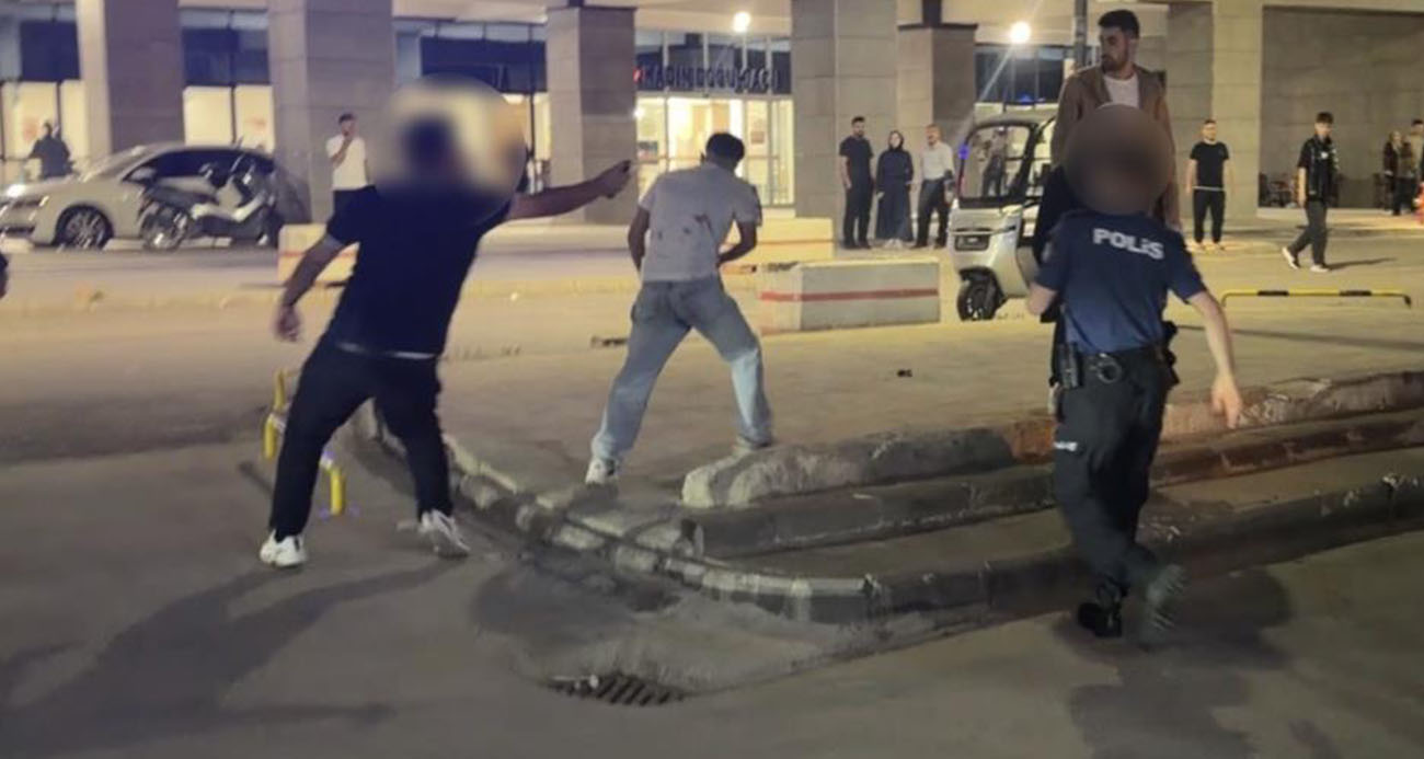 Adıyaman Eğitim ve Araştırma Hastanesinde bıçaklı saldırıya uğrayan 2 güvenlik görevlisi ve 1 vatandaş olmak üzere 3 kişi yaralandı.