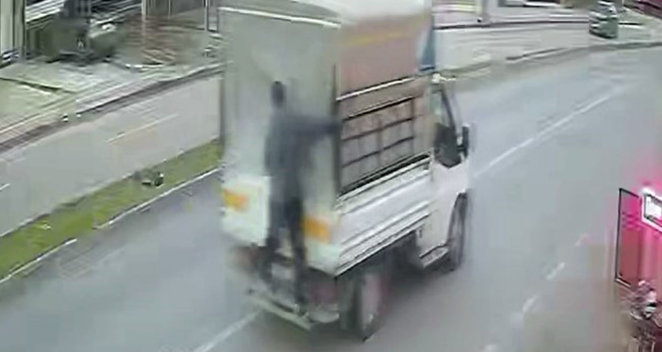 Adana'da girdiği kamyonetin kasasından yaklaşık 40 kilogram eti çalan şüpheli, kendisini motosikletle bekleyen arkadaşıyla olay yerinden kaçtı. Güvenlik kamerası görüntülerinden yakalanıp tutuklanan şüphelilerin "Mangal yaptık" dediği öne sürüldü.