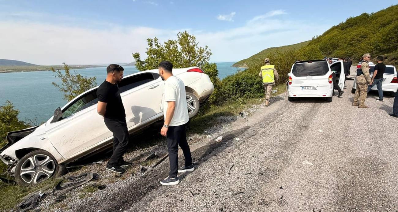 Bitlis’in Tatvan ilçesinde otomobille kamyonetin çarpışması sonucu 6 kişi yaralandı.