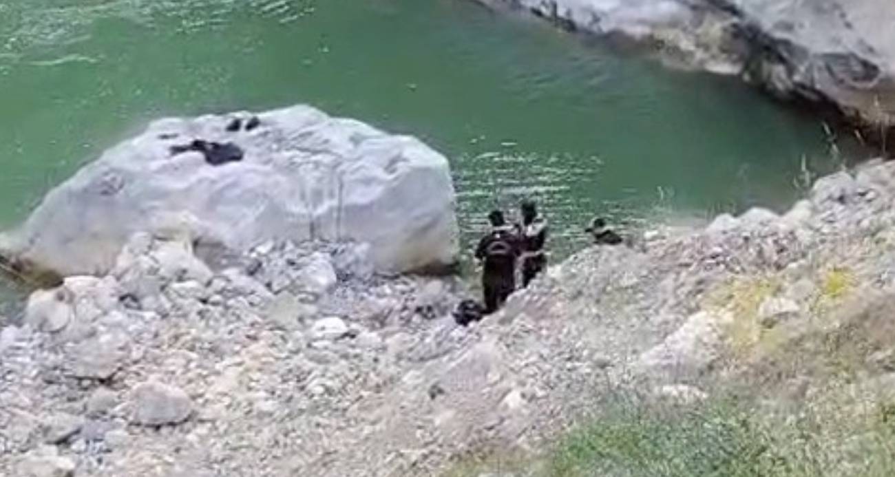 Kahramanmaraş’ın Onikişubat ilçesinde balık tutarken dengesini kaybederek nehre düşen şahsı bulmak için arama kurtarma çalışması başlatıldı.