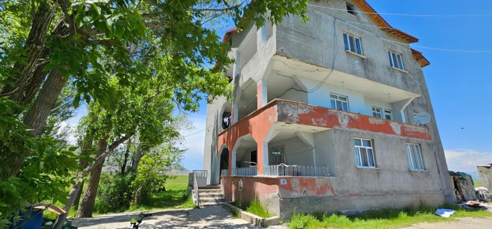 Hasköy’de yılanlar bir evi sardı: Aile geceleri uyuyamıyor