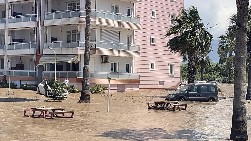 Hatay’da araçlar ve evler sular altında kaldı