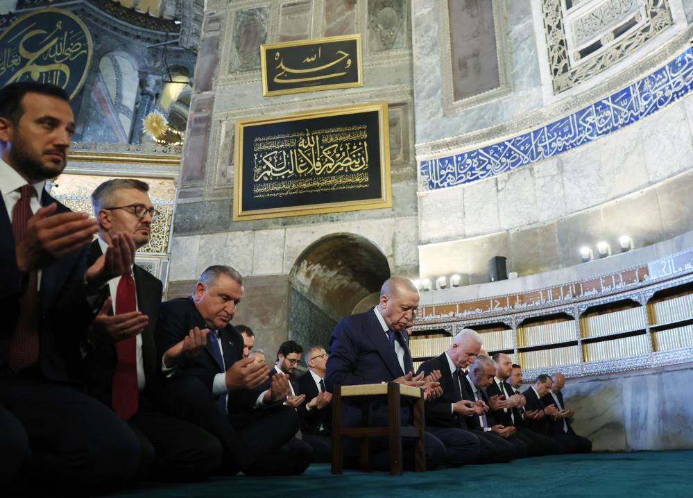 Cumhurbaşkanı Erdoğan, cuma namazını Ayasofya Camii’nde kıldı, Kur’an-ı Kerim okudu