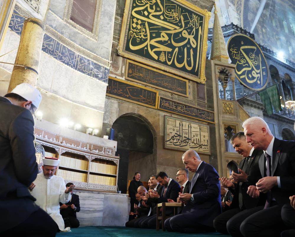 Cumhurbaşkanı Erdoğan, cuma namazını Ayasofya Camii’nde kıldı, Kur’an-ı Kerim okudu