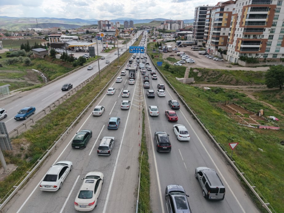 Tatilciler erken dönüşe geçti, 43 ilin bağlantı noktası kilitlendi: Son durum havadan görüntülendi