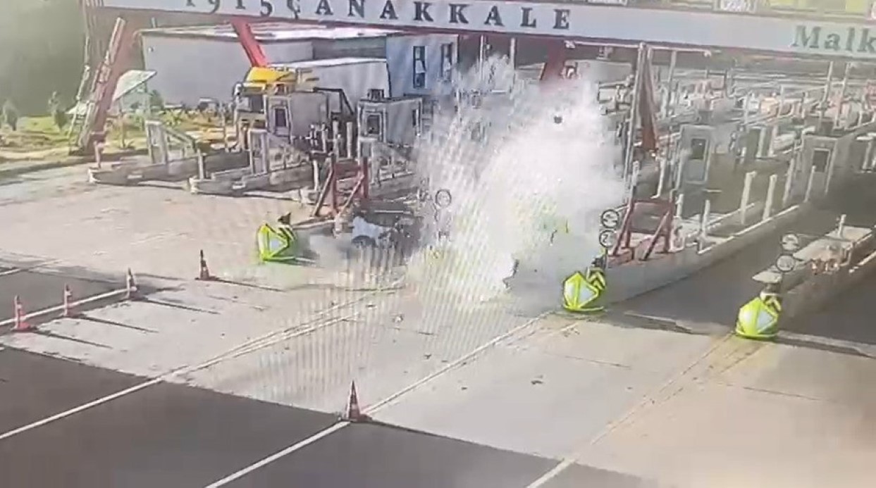 Malkara’da Çanakkale otoyolu gişelerinde otomobil bariyere çarptı: 1 ölü, 1 yaralı