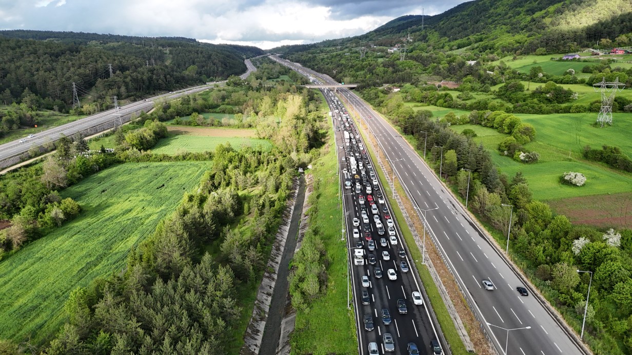 Tatilcilerin dönüş yolculuğu başladı: Bolu’da kilometrelerce araç kuyruğu