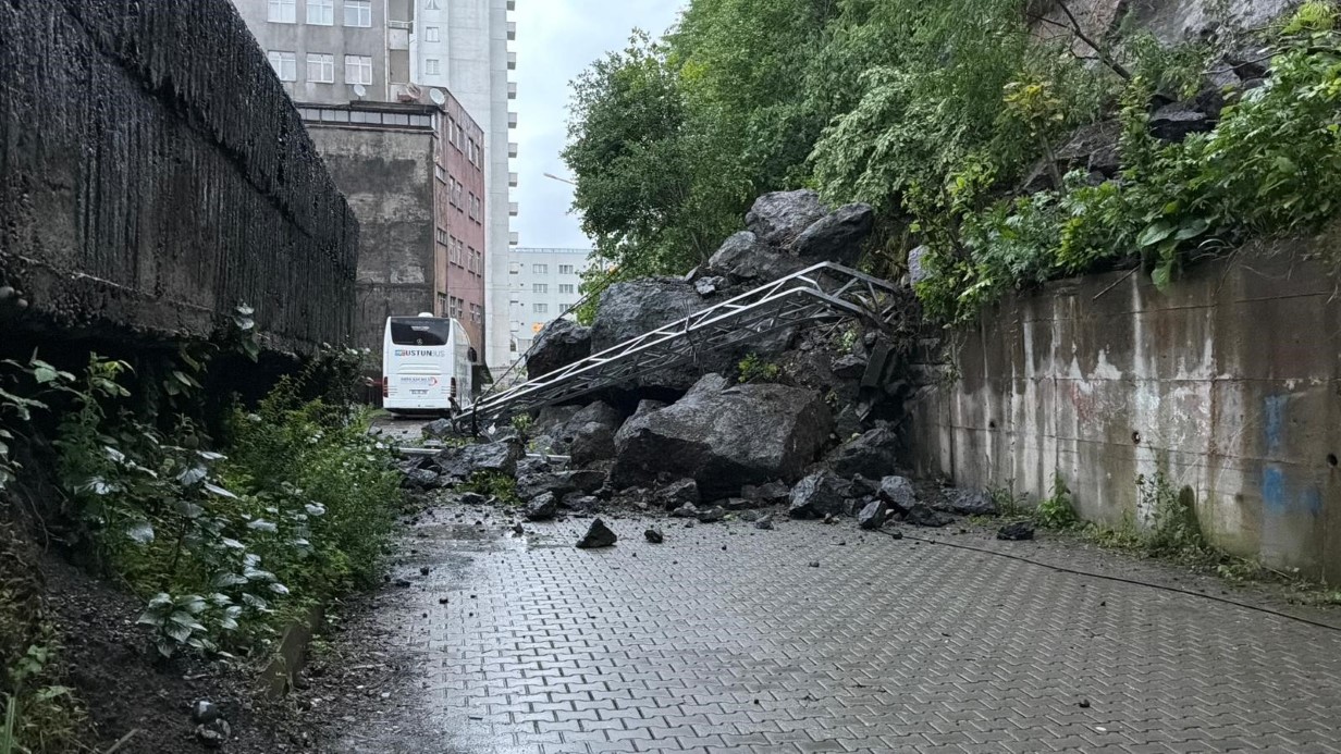 Hopa’da yağış sonrası heyelan: Dev kayalar yolu kapattı