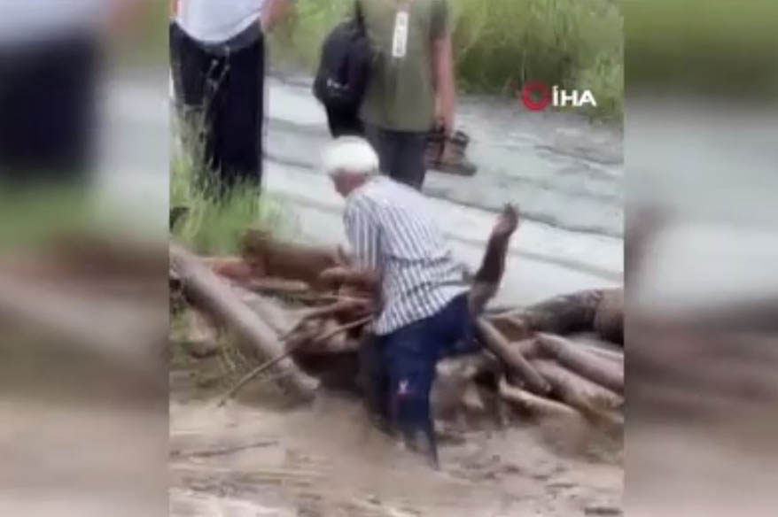 Odun uğruna canını hiçe sayarak dereye giren vatandaşın o anları kamerada