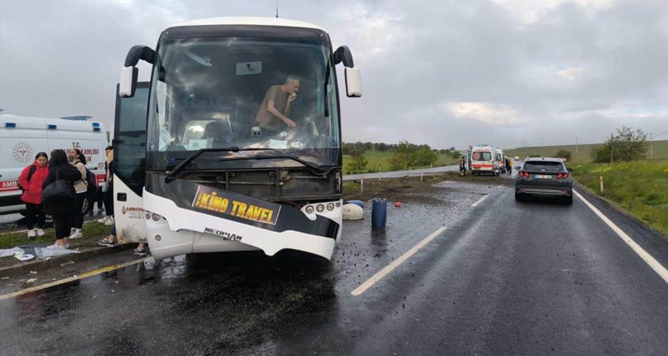 Kontrolden çıkan tur otobüsü refüje çarptı: 16 yaralı