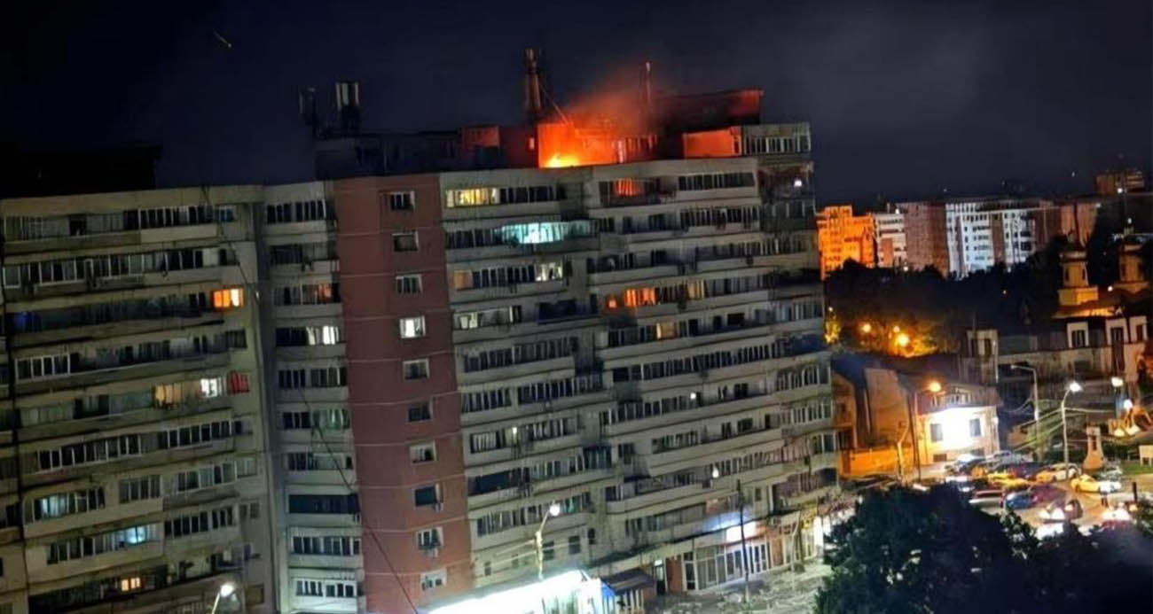 Romanya Savunma Bakanlığı, Rusya’ya ait bir insansız hava aracının (İHA) ülkenin Galati şehrindeki bir apartmana isabet etmesi sonucu yangın çıktığını ve 2 kişinin yaralandığını açıkladı. Romanya’nın NATO üyesi olması, Rusya-Ukrayna savaşının NATO sınırlarına taşınabileceği yönündeki endişeleri artırdı.