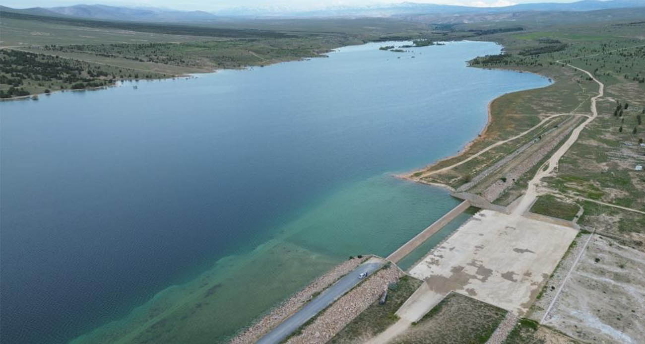 Karaman'ın Ayrancı ilçesinde bulunan ve kuraklık nedeniyle geçen yıl tamamen kuruyan Ayrancı Barajı, son yağışlarla birlikte yüzde 100 doluluk oranına ulaşarak taşmaya başladı.