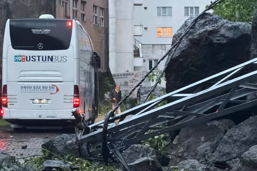 Hopa’da yağış sonrası heyelan: Dev kayalar yolu kapattı