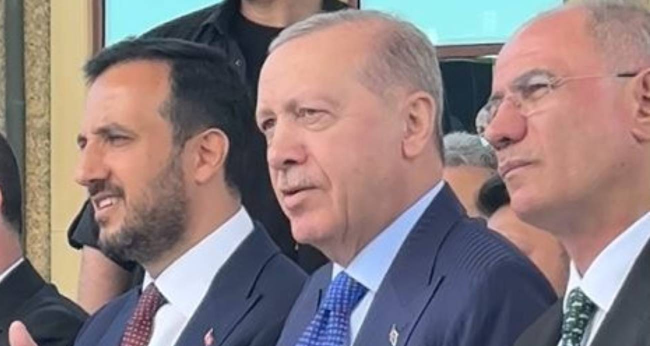 "Türkler geliyor" şarkısına eşlik etti