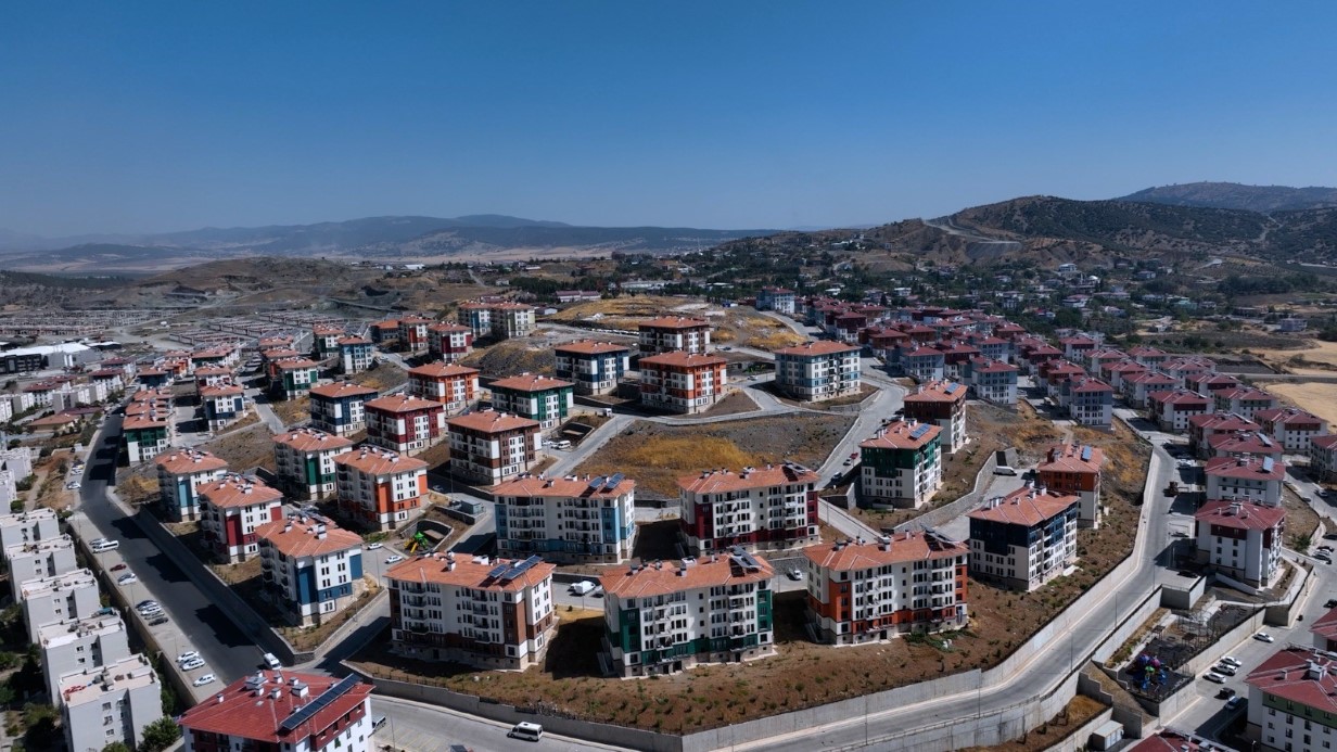 Bakan Kurum, depremzede ailenin bayram sevincini paylaştı