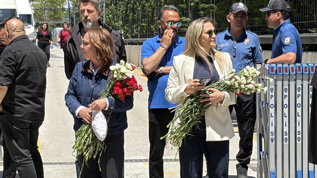 CHP Genel Başkanı Kılıçdaroğlu, Genel Merkez’de çiçeklerle karşılandı
