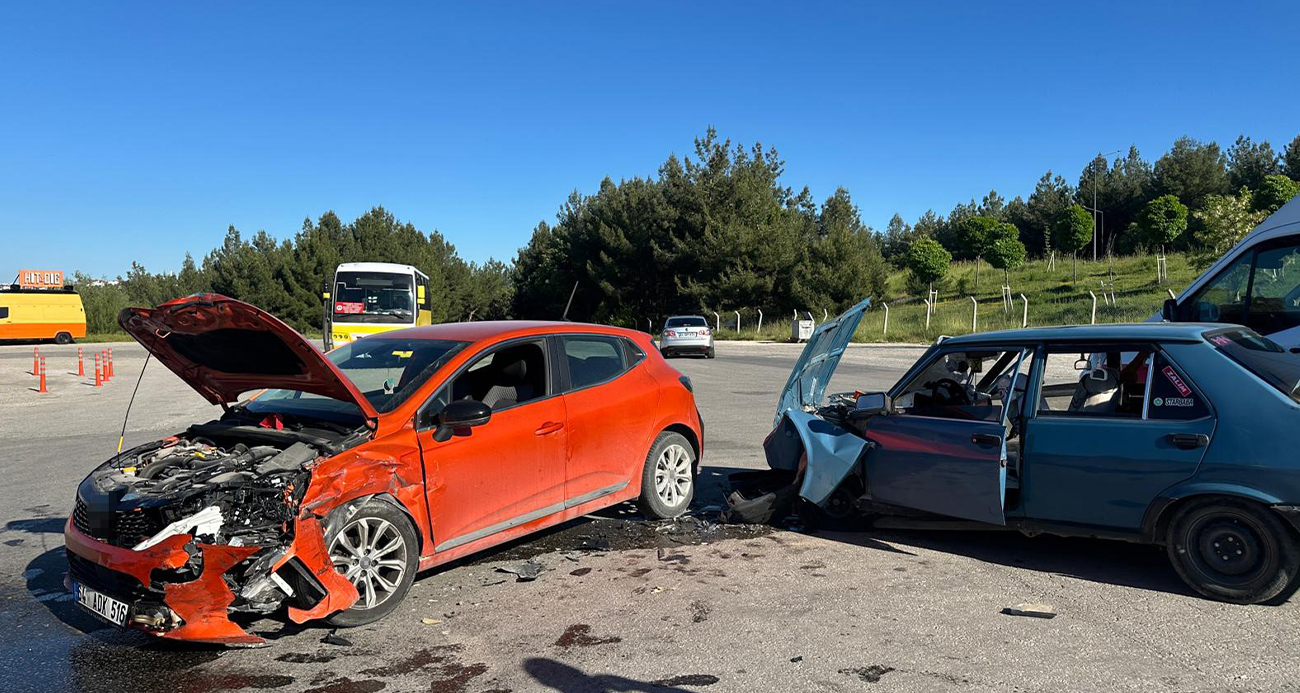 Uşak’ta otomobiller çarpıştı: 5 yaralı