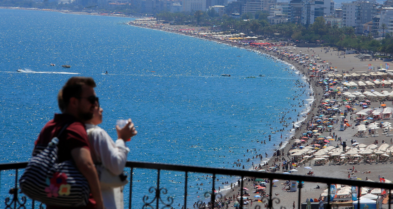 Bayramın son gününde tatilciler Konyaaltı Sahili’ne akın etti