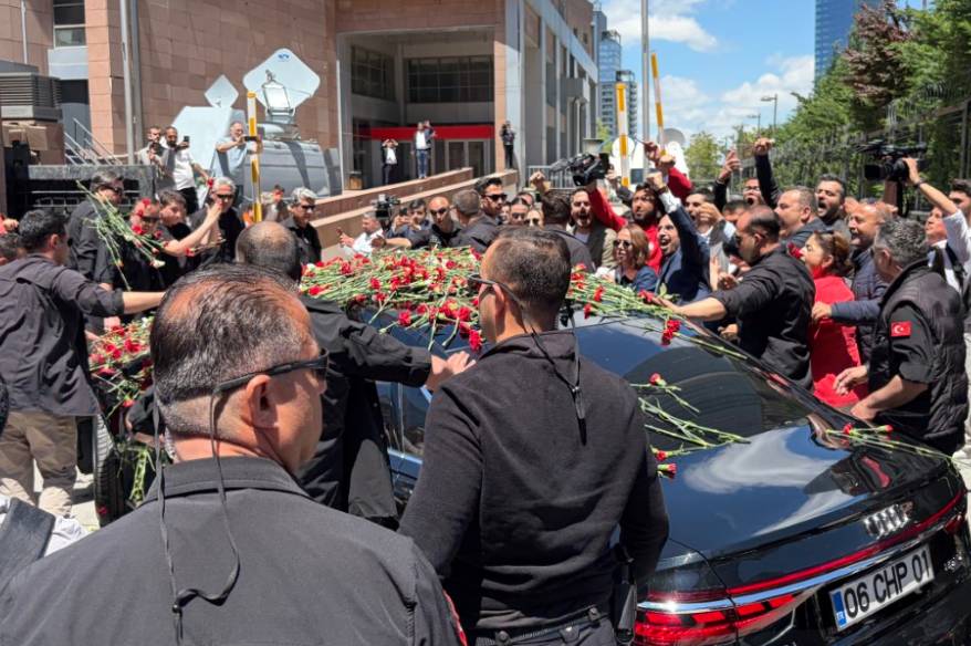 Kılıçdaroğlu, Genel Merkez’de çiçeklerle karşılandı