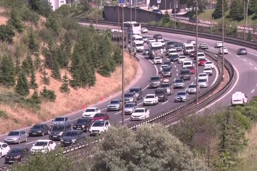 Kocaeli TEM Otoyolu’nda kilometrelerce araç kuyruğu oluştu