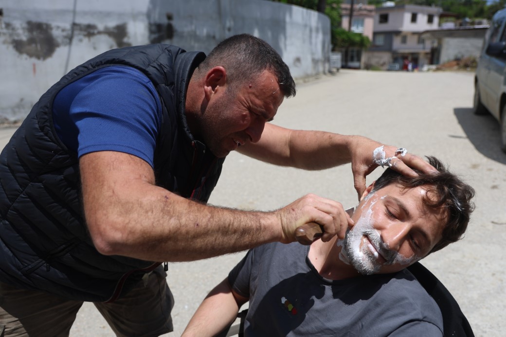 Hatay’da ürettiği bıçakların keskinliği göstermek için insanları tıraş ediyor