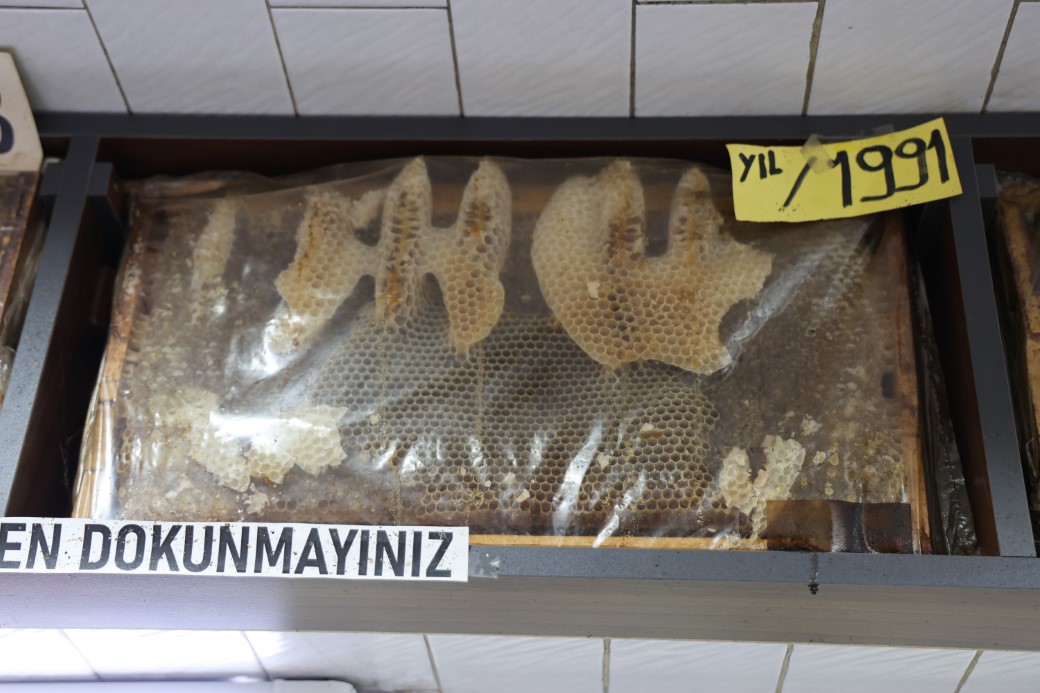 Görenler dönüp bir daha bakıyor, 35 yıllık bal çerçeveleri dikkat çekiyor