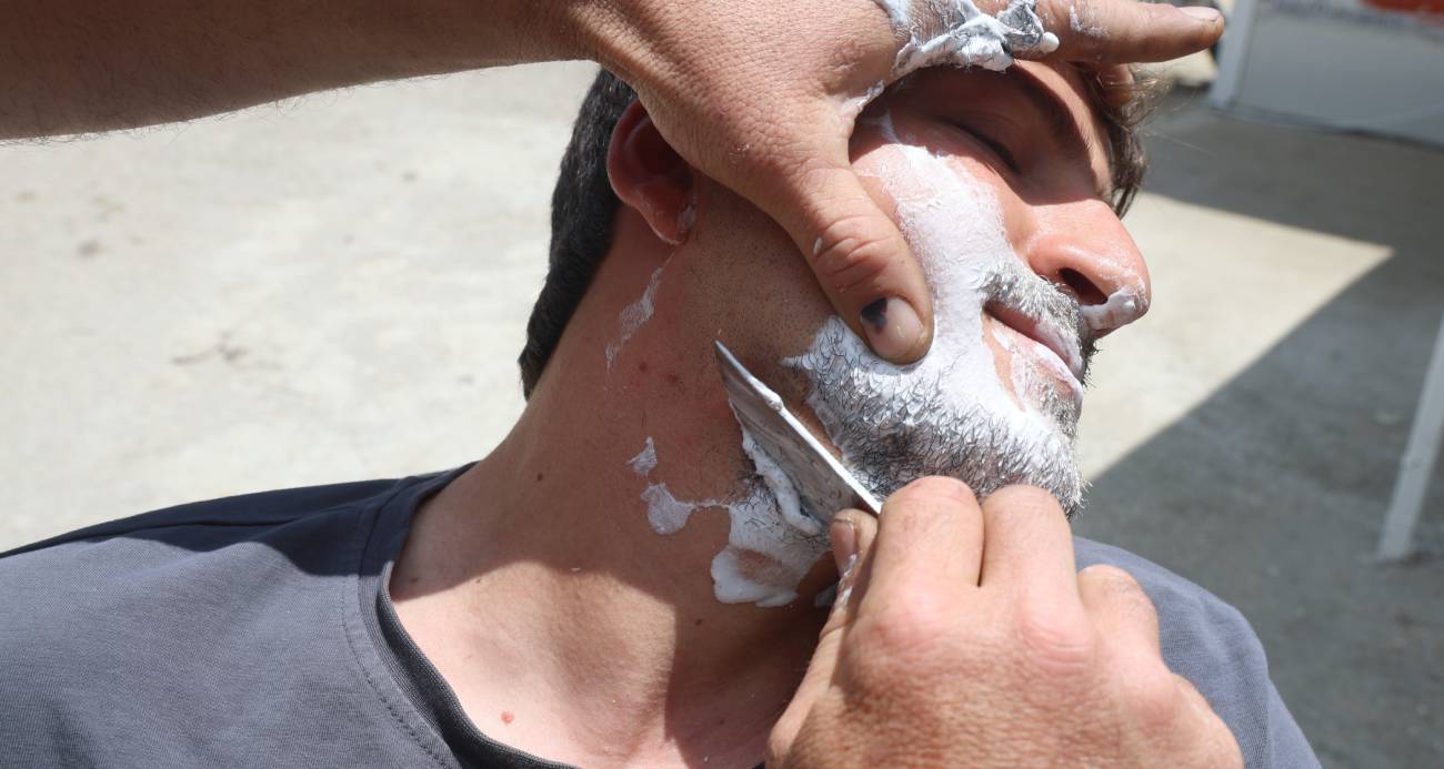 Hatay’da ürettiği bıçakların keskinliği göstermek için insanları tıraş ediyor