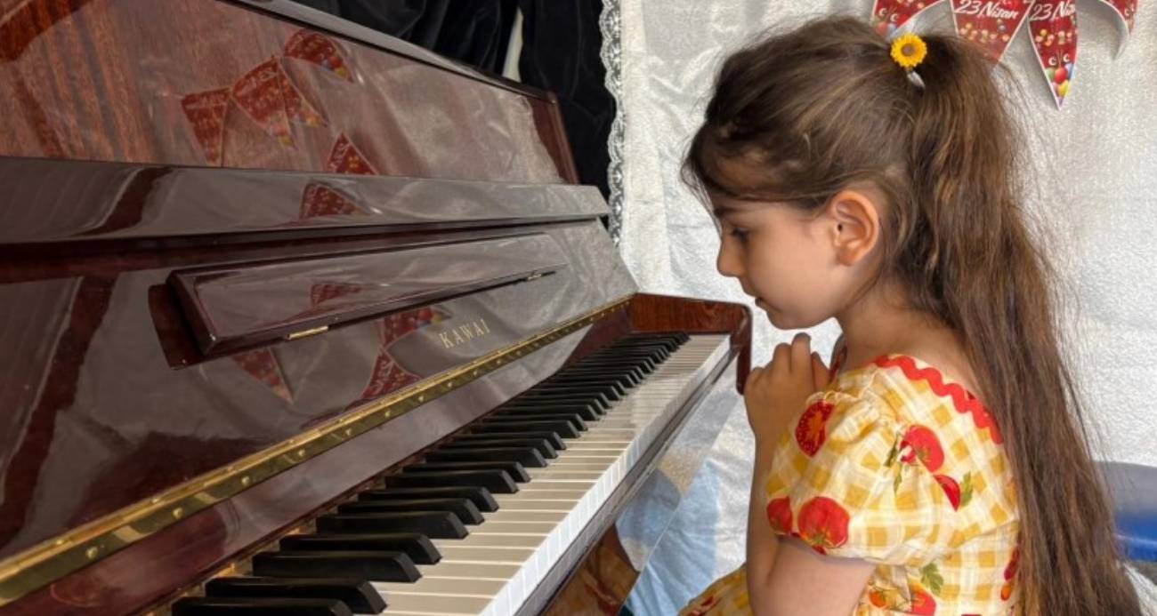 6 yaşındaki görme engelli Nil, 10 enstrümanla hayallerine yürüyor