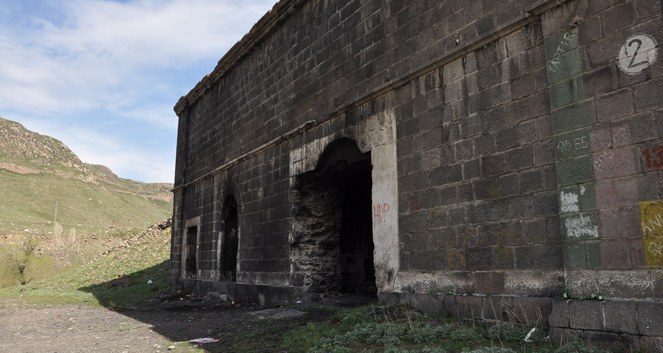 Tarihe terk edilen miras: Kars’taki tabyalar hayvan barınağına dönüştü